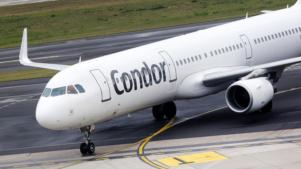 ARCHIV - 23.09.2019, Nordrhein-Westfalen, Düsseldorf: Ein Flugzeug der Fluggesellschaft Condor rollt am Düsseldorfer Flughafen zu seiner Parkposition. (Zu dpa «Kreise: Neue Staatshilfen für Condor geplant») Foto: Roland Weihrauch/dpa +++ dpa-Bildfunk