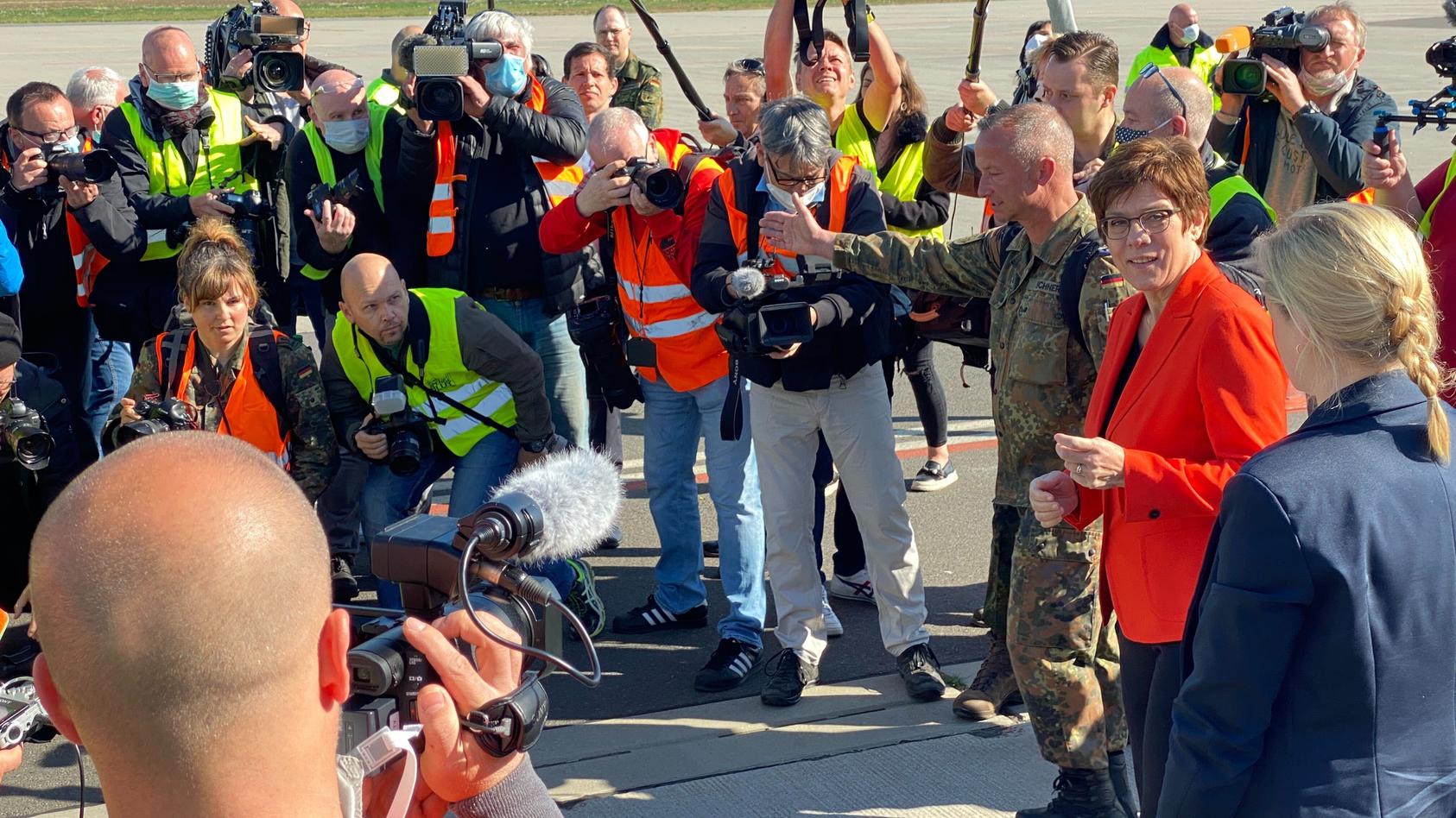 Pressetermin ohne Abstandsregeln und Schutzmasken? AKKs Ministerium gelobt Besserung.