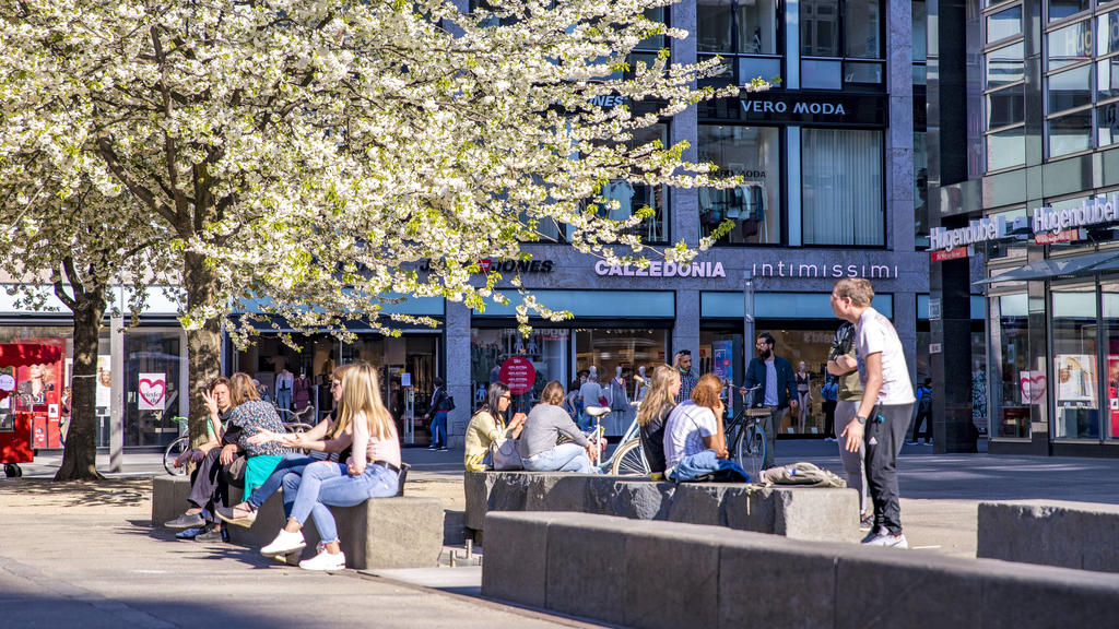 Seit Montag, 20. April 2020 dürfen in Leipzig bzw. ganz Sachsen wieder Geschäfte bis zu einer Größe von 800 Quadratmetern öffnen. Das Abstandsgebot ist hierbei oberstes Kriterium. Die Menschen stehen Schlange vor den Geschäften und halten Abstand zu