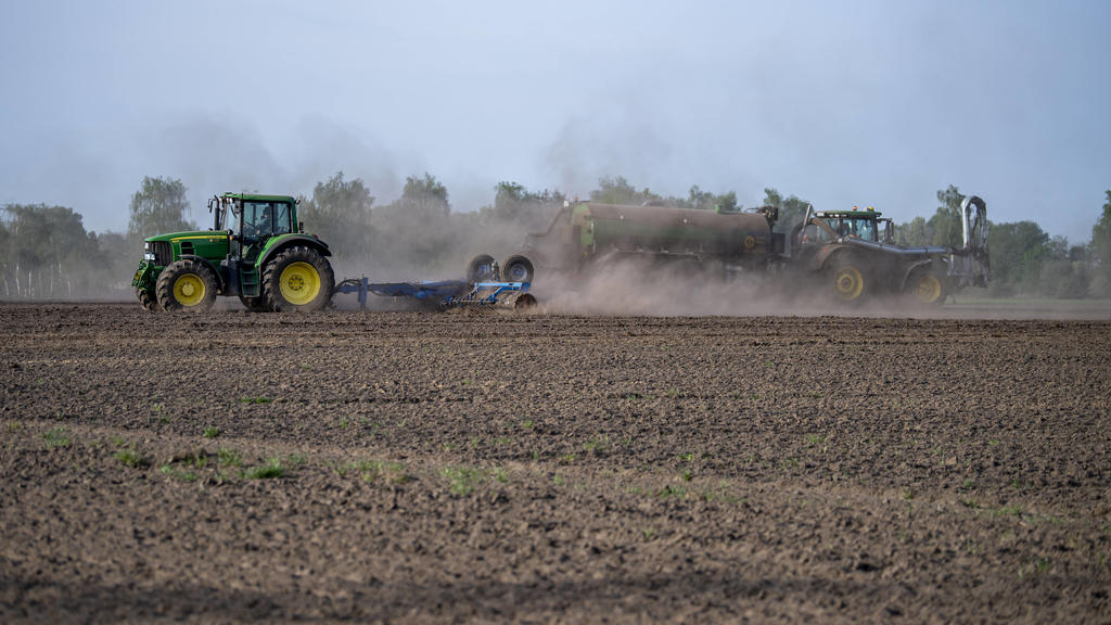 Trockenheit in der Landwirtschaft Landwirtschaft: Vorbereitung der Aussaat auf einem Acker in Langenberg. Ein Landwirt bringt mit seinem Traktor Gülle auf seinem trockenen Feld aus. Es staubt. Das außerordentlich schöne Frühlingswetter macht Bauern