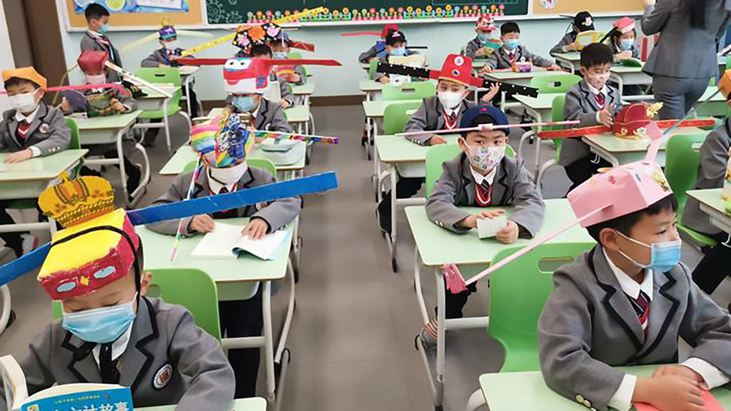 Chinesischer Kinder mit "Ein-Meter-Hüten" in der Schule