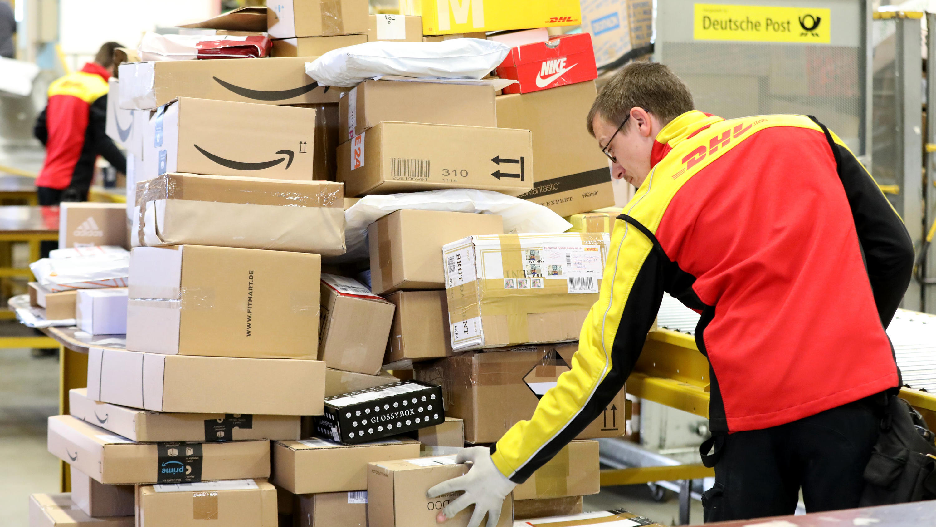 Corona Weihnachten Wie Gross Wird Das Paketchaos Bei Dhl Amazon Hermes Und Co