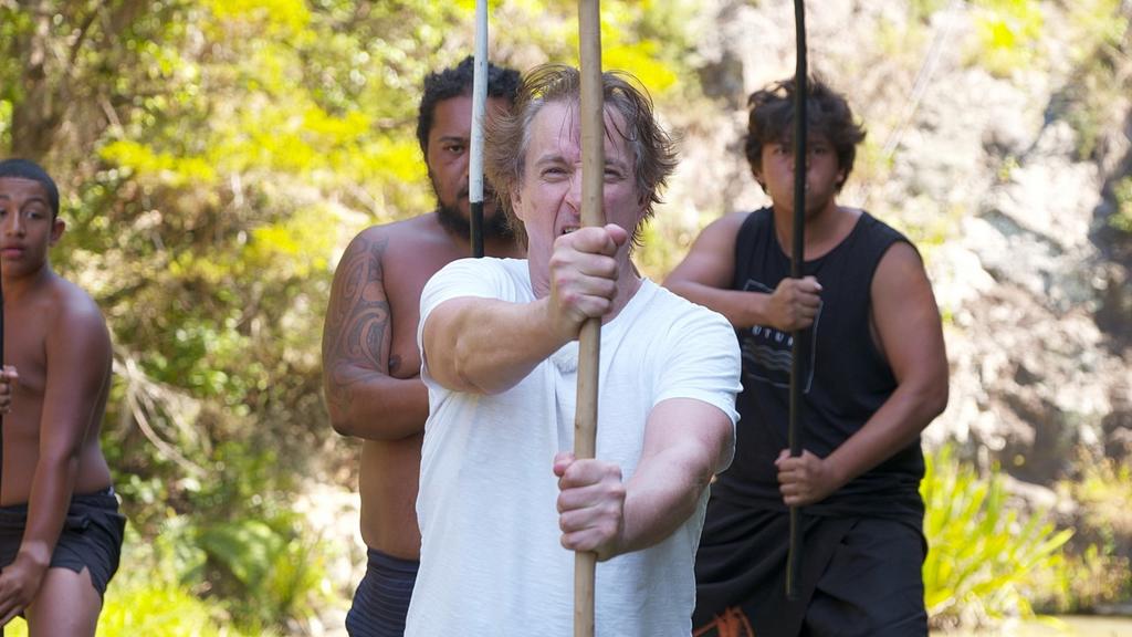 Der Holzstab spielt beim Tanz "Haka" eine wichtige Rolle - das muss auch Ingolf Lück lernen.