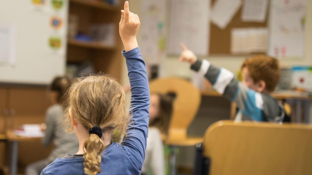 FILE - May 2, 2017, Hessen, Eltville-Rauenthal: Students enroll in an elementary school to receive lessons. (to dpa 