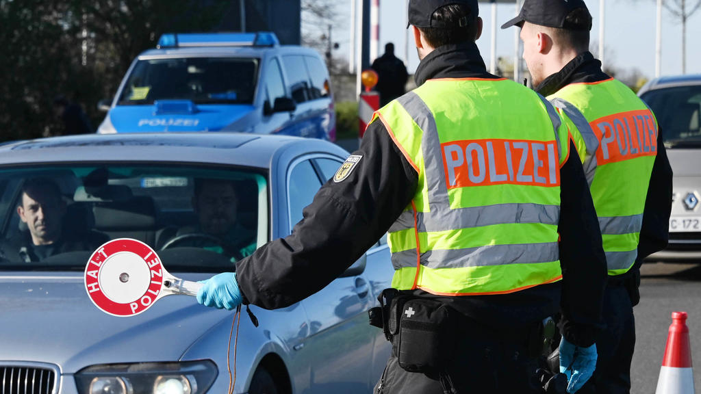 FILE - 03/16/2020, Baden-Württemberg, Kehl: Border controls take place at the Franco-German border crossing in Kehl. In a video conference, EU interior ministers discuss, among other things, the controls introduced in the crown crisis. Photo