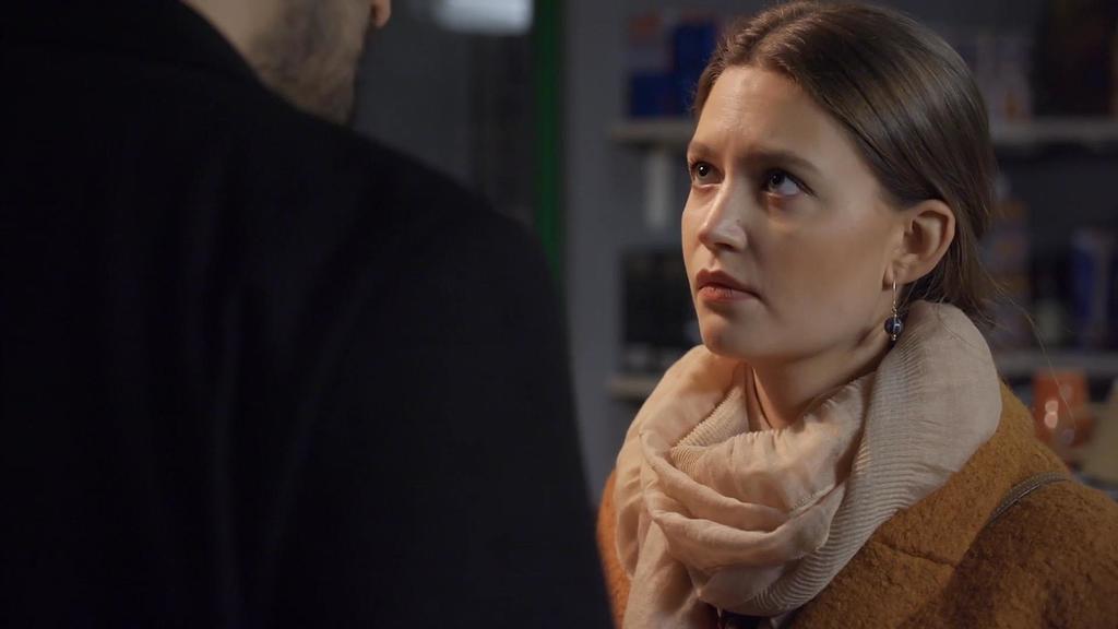 AWZ: Nathalie schaut Maximilian an.