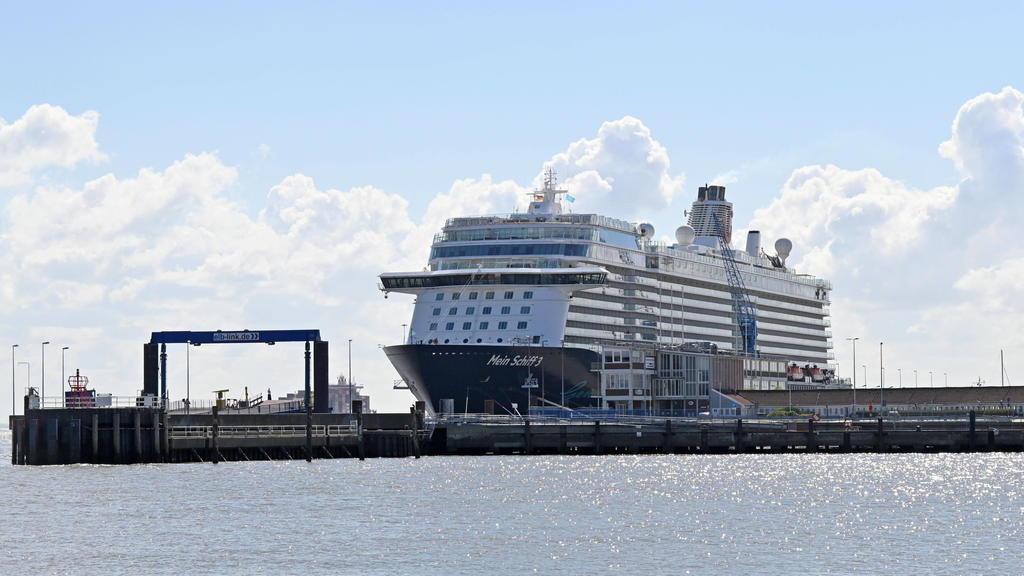 Cuxhaven, der 05.05.2020 Die 2.900 Mitglieder starke Crew der Mein Schiff 3 harrt seit mehr als vier Wochen auf dem Kreuzfahrtschiff aus. Teilweise sind die Mitarbeiter auf der Mein Schiff 3 in kleinen Kabinen ohne Fenster untergebracht, das Kreuzfah