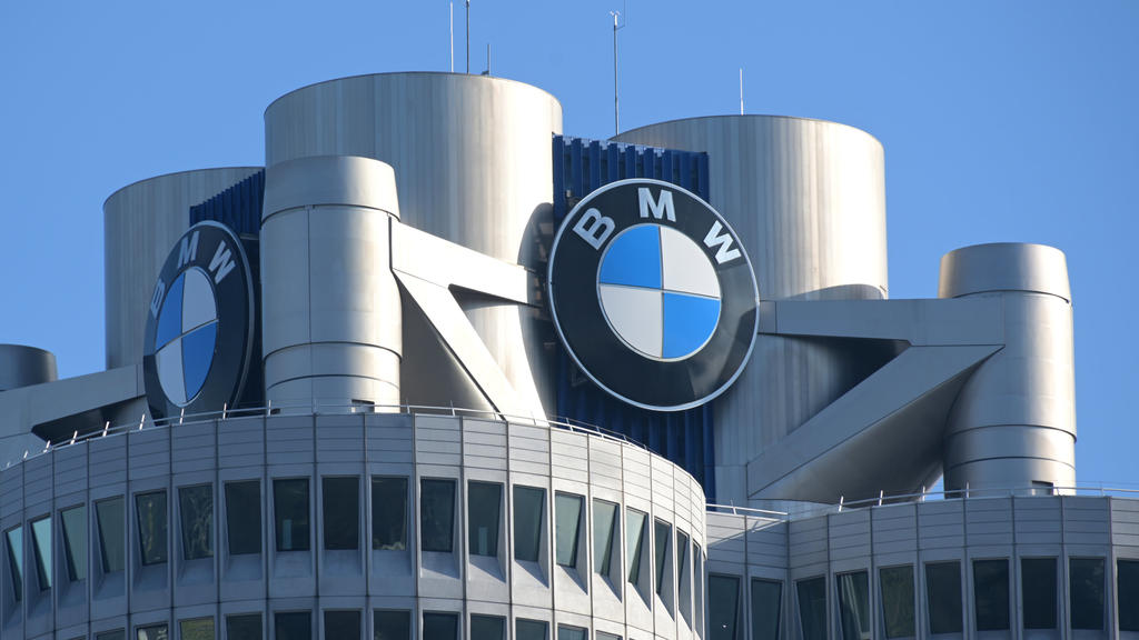 ARCHIV - 20.03.2019, Bayern, München: Das BMW-Logo auf dem Firmensitz des Automobilherstellers BMW vor Beginn der Bilanz-Pressekonferenz. (zu dpa: "BMW will Stellen streichen - Ausblick für Kernsparte gesenkt") Foto: Tobias Hase/dpa +++ dpa-Bildfunk
