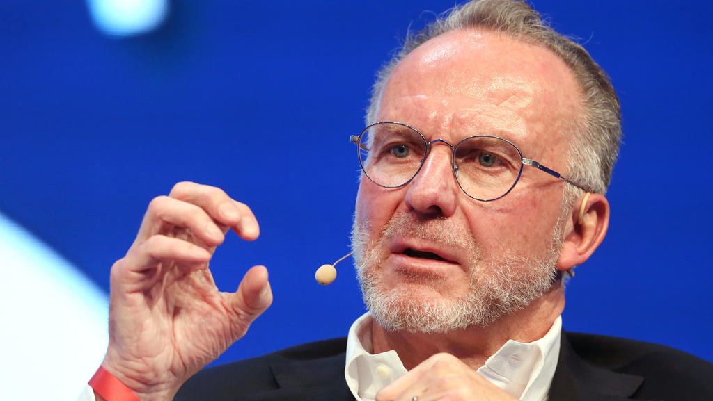 ARCHIV - 29.01.2020, Nordrhein-Westfalen, Düsseldorf: Der Vorstandsvorsitzende vom FC Bayern München Karl-Heinz Rummenigge beantwortet auf dem SpoBis Kongress Fragen des Moderators Klewenhagen. (zu dpa «Bayern-Boss Rummenigge: Mit Kritikern am Konzep