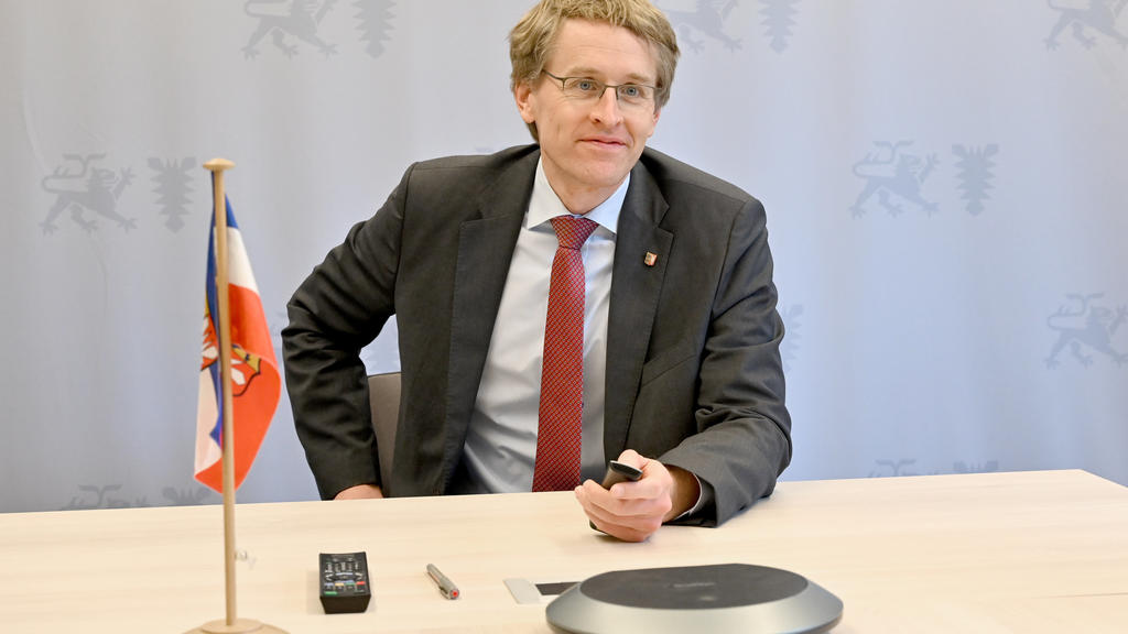 30.04.2020, Schleswig-Holstein, Kiel: Daniel Günther (CDU), Ministerpräsident von Schleswig-Holstein, sitzt in dem Raum von dem aus er an Videokonferenzen teilnimmt. Am Nachmittag wird er hier mit der Kanzlerin und den Länderchefs zum Thema Corona sp