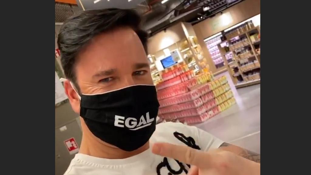 Michael Wendler trägt „Egal"-Corona-Maske