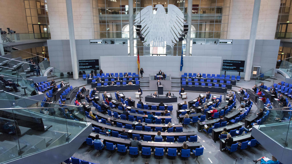 Berlin, Plenarsitzung im Bundestag Deutschland, Berlin - 07.05.2020: Im Bild ist der Plenarsaal vor der Befragung der Bundesregierung im deutschen Bundestag zu sehen. Berlin Bundestag Berlin Deutschland *** Berlin, Plenary Session in the Bundestag G
