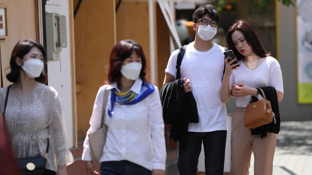 200506 - SEOUL, May 6, 2020 - People walk at Ikseon-dong in Seoul, South Korea, May 6, 2020. South Korea on Wednesday began a so-called distancing-in-daily-life campaign to bring people closer to a normal life. The campaign allows people to resume 