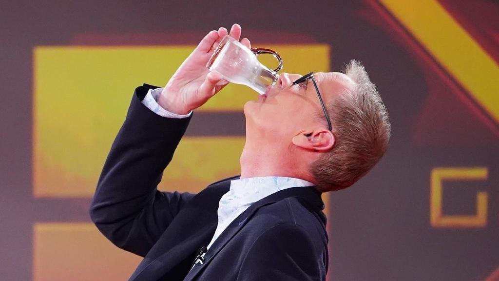 5 gegen Jauch: Günther Jauch scheint das Mongolische Nationalgetränk Airag zu schmecken.