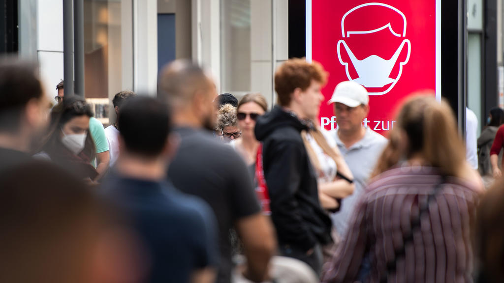 May 9, 2020, North Rhine-Westphalia, Cologne: Numerous passers-by are located on Schildergasse, one of Cologne's main shopping streets. Photo: Marius Becker / dpa +++ dpa-Bildfunk +++