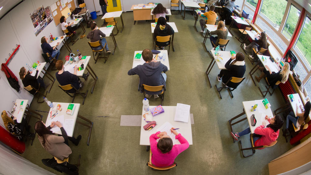 FILE - May 9, 2014, Lower Saxony, Hannover: Students sit on the Abitur exam. The first Abitur exams begin on May 11, 2020 in History. Photo: Picture Alliance / Julian Stratenschulte / dpa +++ dpa-Bildfunk +++