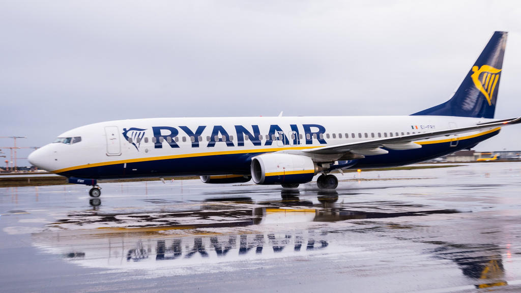 FILE - 02/01/2020, Hesse, Frankfurt / Main: A Ryanair plane is reflected on the rain-soaked runway at Frankfurt Airport (FRA). Europe's largest low-cost airline Ryanair wants to significantly increase its flight operations again this summer. Photo