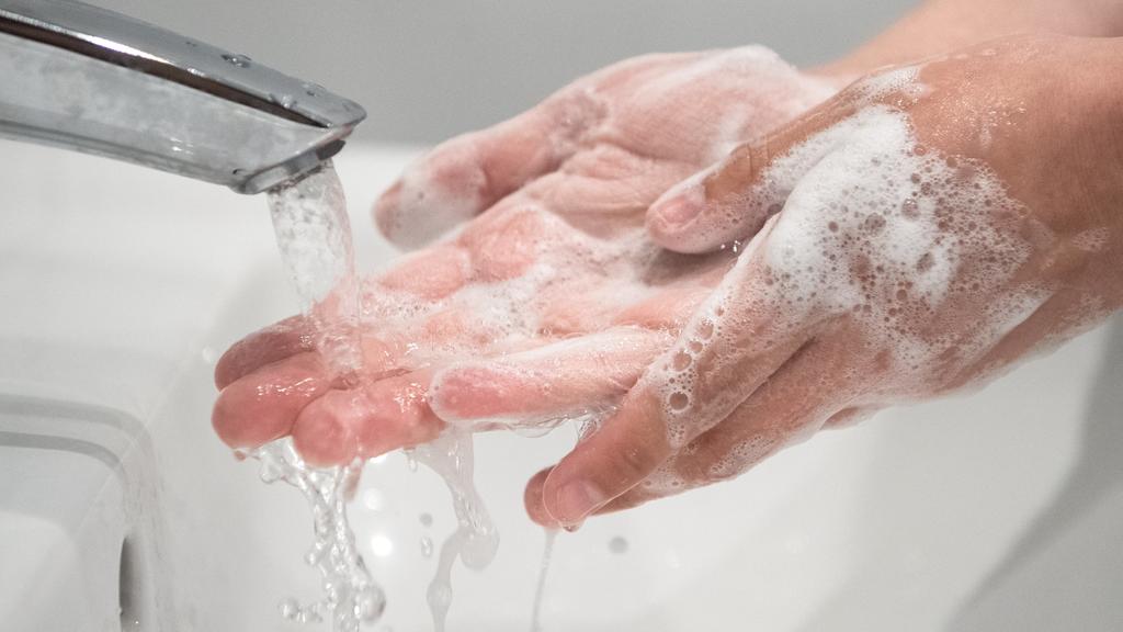 ILLUSTRATION - May 11, 2020, Bremen: a woman washes her hands. Hand hygiene is essential to delay the spread of the coronavirus. Frequent hand washing, according to dermatologists, will lead to more