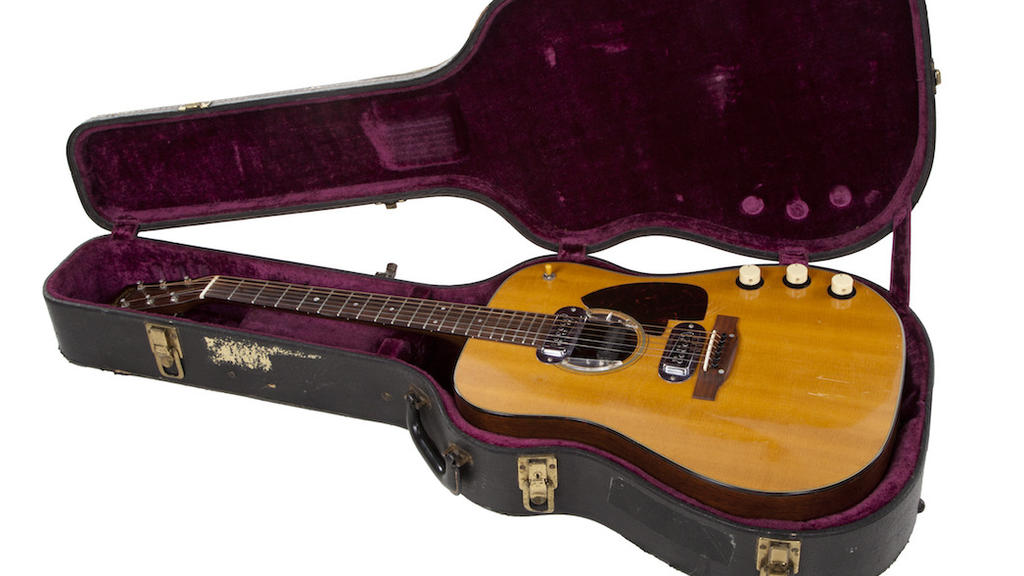 HANDOUT - 12.03.2020, ---: Eine Gitarre des früheren Nirvana-Frontmanns Kurt Cobain in ihrem Koffer. Das Instrument soll in Kalifornien versteigert werden - und könnte Schätzungen zufolge eine Million US-Dollar einbringen. Foto: -/Julien's Auctions/d