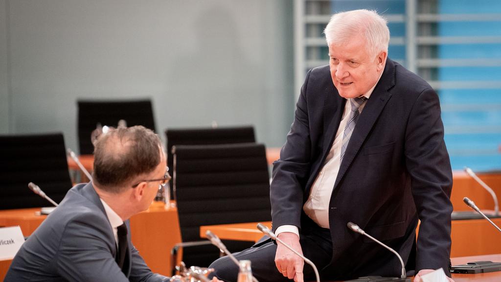 13.05.2020, Berlin: Heiko Maas (l, SPD), Außenminister, und Horst Seehofer (CSU), Bundesminister des Innern, für Bau und Heimat, nehmen an der Sitzung des Bundeskabinetts im Bundeskanzleramt teil. Foto: Kay Nietfeld/dpa +++ dpa-Bildfunk +++