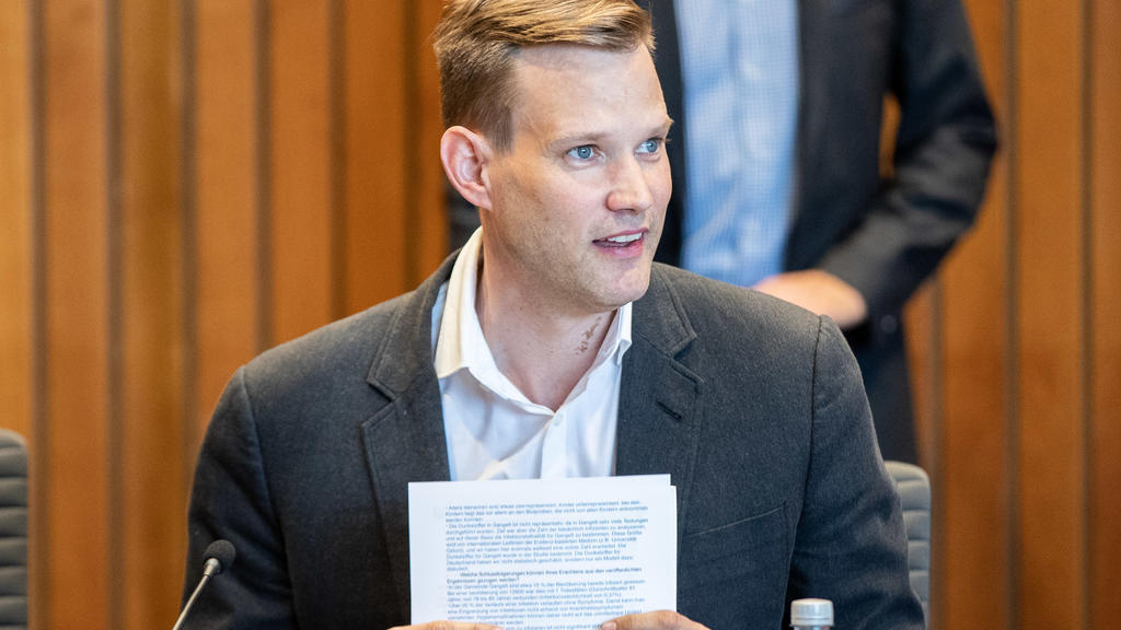 13.05.2020, Nordrhein-Westfalen, Düsseldorf: Hendrik Streeck, Direktor des Institut für Virologie an der Uniklinik in Bonn, sitzt im Gesundheitsausschuss des nordrhein-westfälischen Landtags, u.a. mit einer aktuellen Viertelstunde zu «Corona-Fällen i