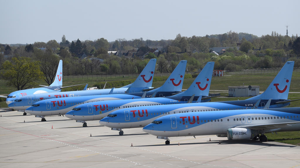 FILE PHOTO: Planes of the German airline TUI parked on a closed runway at Hannover airport due to travel restrictions due to coronavirus, Germany, April 18, 2020. REUTERS / Fabian Bimmer / File Photo