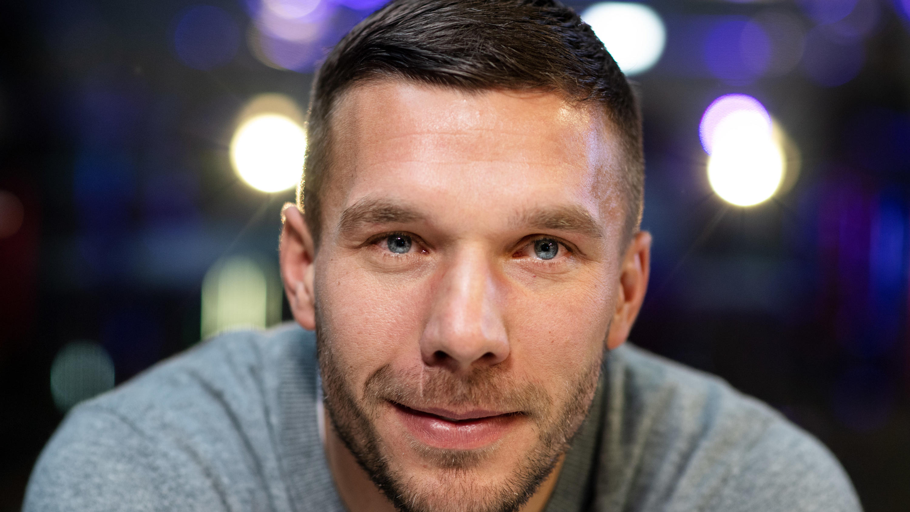 Fussball Star Lukas Podolski Zeigt Fans Seine Neue Frisur