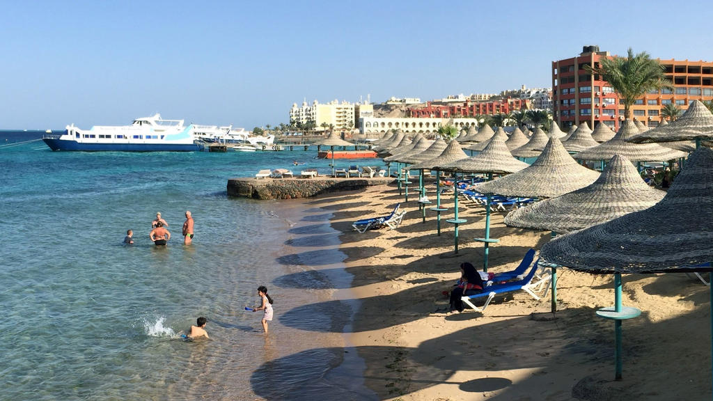 FILE - MAY 22, 2016, Egypt, Hurghada: Tourists stand in the water on the beach of a hotel in Hurghada. (To dpa 