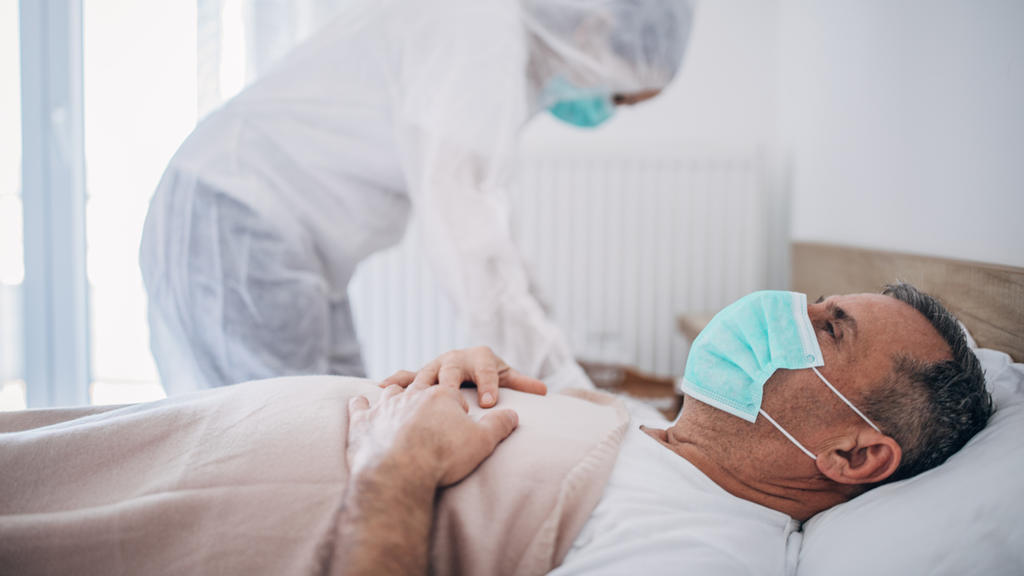 Männlicher Corona-Patient im Krankenhaus