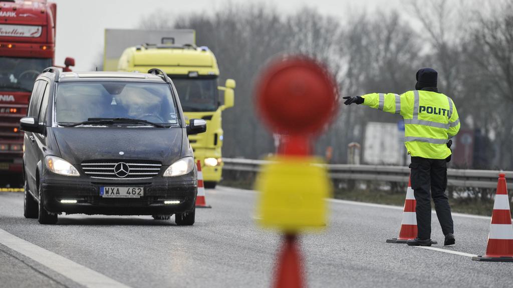 dänische Grenzkontrolle Kontrolle an der deutsch-dänischen Grenze durch die dänische Polizei auf der A7. Personen ohne gültige Ausweispapiere wird die Einreise ins Königreich verwehrt.