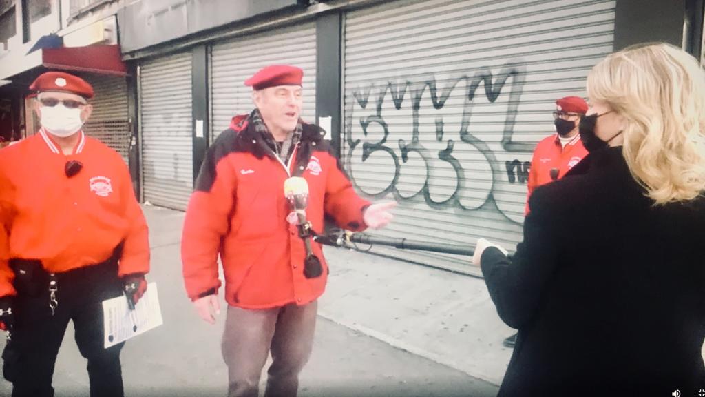 Daniela Hoffmann und Curtis Sliwa (Guardian Angels) in New York