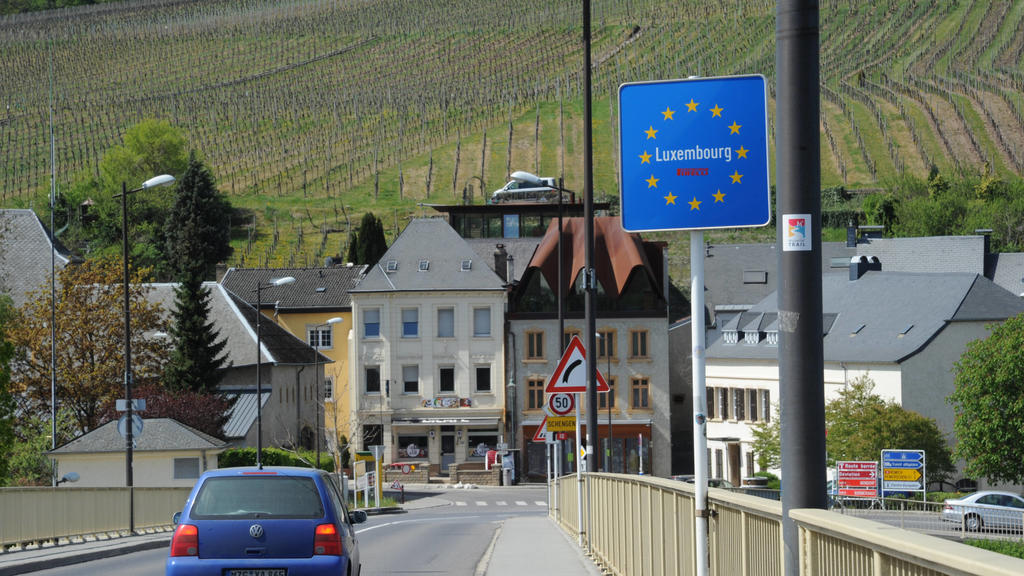 Die Grenzübergänge zwischen dem Saarland und Luxemburg werden wegen der Corona Krise stark kontrolliert. Die kleineren Grenzübergänge sind geschlossen. Im Bild: Die Brücke zwischen Perl und Schengen, fotografiert am Mittwoch 15.04.2020. *** The bord