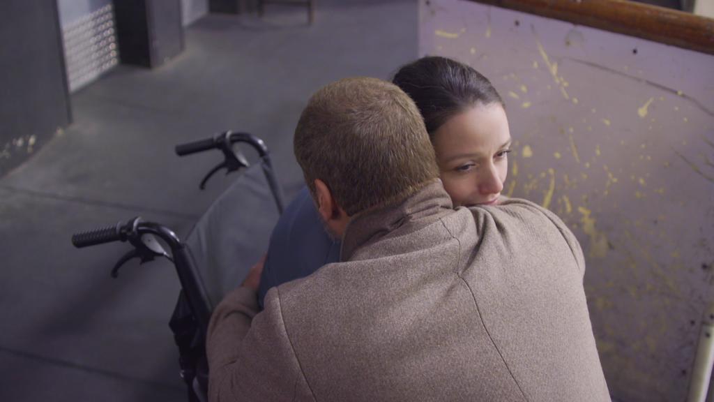 AWZ: Jenny und Richard umarmen sich.