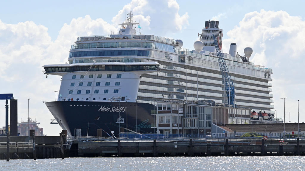 Cuxhaven, der 05.05.2020 Die 2.900 Mitglieder starke Crew der Mein Schiff 3 harrt seit mehr als vier Wochen auf dem Kreuzfahrtschiff aus. Teilweise sind die Mitarbeiter auf der Mein Schiff 3 in kleinen Kabinen ohne Fenster untergebracht, das Kreuzfah