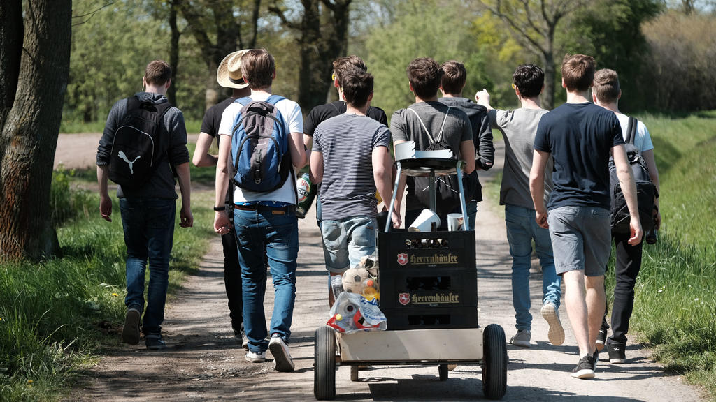 ARCHIV - 05.05.2016, Niedersachsen, Isernhagen: Eine Gruppe junger Männer feiert den Vatertag mit einem mit Bier gefüllten Bollerwagen. Väter und andere Ausflügler müssen sich an Christi Himmelfahrt während der Corona-Pandemie auf Kontrollen und mitu