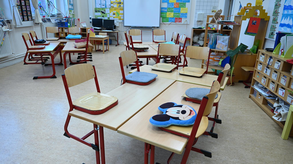 ARCHIV - 16.03.2020, Hessen, Frankfurt/Main: Stühle sind in einem leeren Klassenzimmer der Linne-Schule auf den Tische abgestellt. (zu dpa «Rückkehr in Klassenzimmer - Gerichtshof könnte Pläne umwerfen») Foto: Arne Dedert/dpa +++ dpa-Bildfunk +++