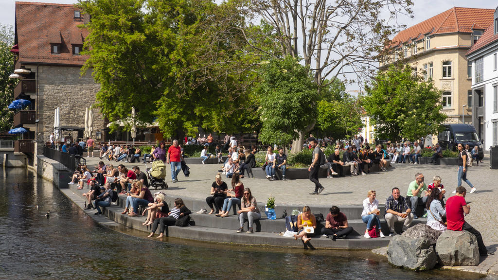Menschen geniessen das schoene Wetter am 09.05.2020 hinter der Kraemerbruecke am Restaurant Augustiner in Erfurt. People relax behind the Kraemerbridge in Erfurt. search: Deutschland Thueringen Soziales Sozial Gesundheit Krise Coronakrise COVID-19 C