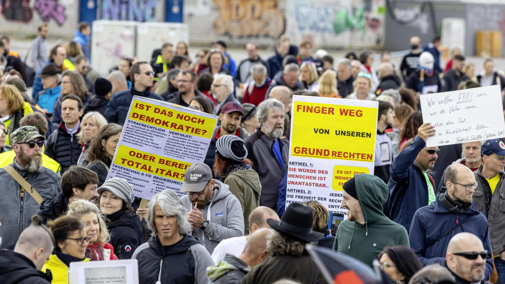 Deutschland, Baden-Württemberg, Stuttgart, 02.05.2020: Mehrere Tausend Menschen demonstrieren in Stuttgart gegen Corona-Beschränkungen. Aufgerufen hatte die Initiative Querdenken711, die das Grundgesetz in Gefahr sieht. Demonstriert wurde auf dem Ca