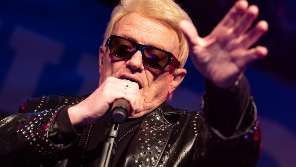 ARCHIV - 01.03.2019, Bayern, Nürnberg: Der Volkssänger Heino steht beim Konzert auf der Bühne. Schlagersänger Heino spielt am 15.05.2020 ein Auto-Konzert in Bonn. Foto: Daniel Karmann/dpa +++ dpa-Bildfunk +++