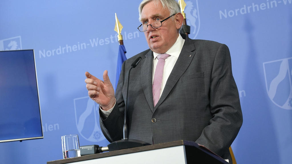 NRW Gesundheitsminister Karl-Josef Laumann bei einem Presse-Briefing in der Staatskanzlei, zur aktuellen Lage der Corona-Krise in Nordrhein-Westfalen. Düsseldorf, 15.05.2020 *** NRW Health Minister Karl Josef Laumann at a press briefing in the State