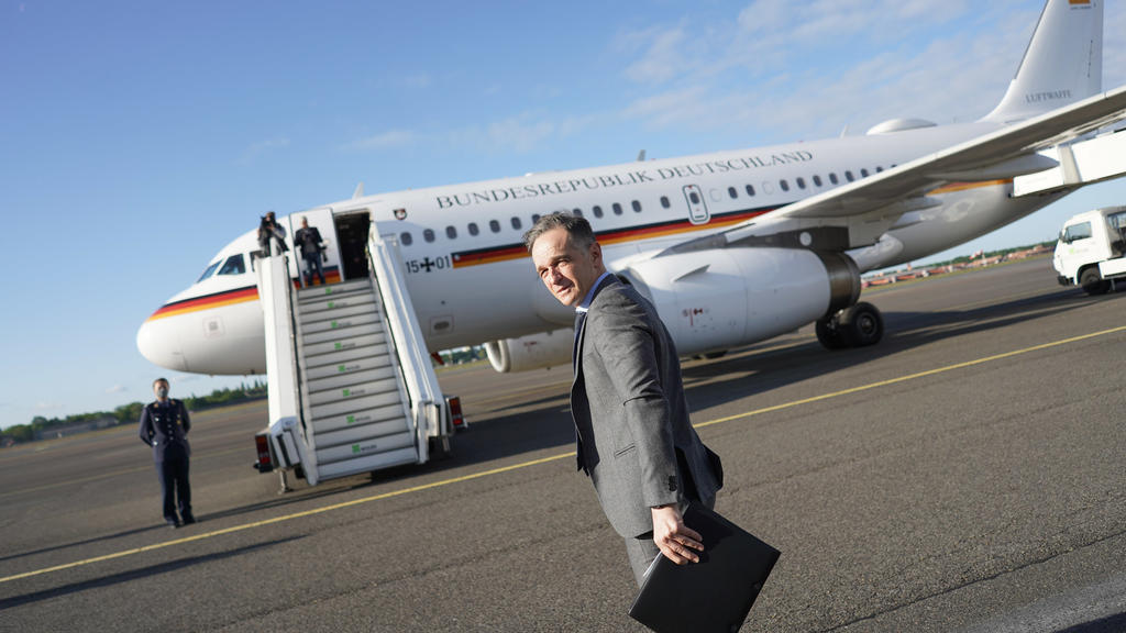 16.05.2020, Berlin: Heiko Maas (SPD), Außenminister, steigt in ein Flugzeug der Luftwaffe, um nach Luxemburg zu fliegen. Nach zehn Wochen ohne Dienstreise wegen der Corona-Krise hat Außenminister Maas erstmals wieder eine Auslandsreise angetreten. Fo