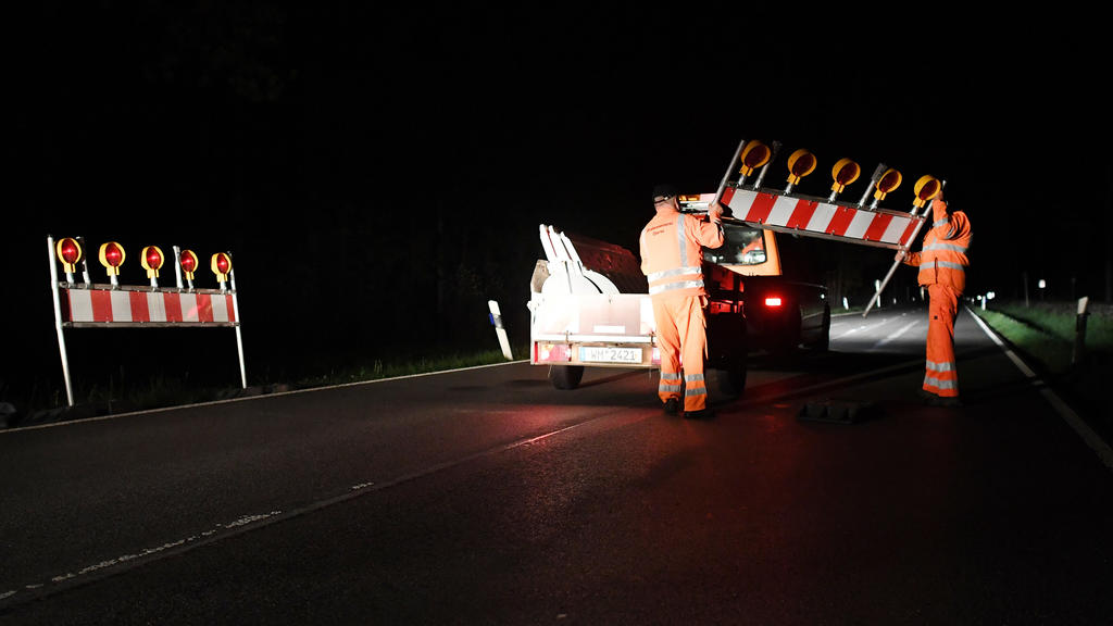 15.05.2020, Bayern, Griesen: Mitarbeiter der Straßenmeisterei bauen Absperrgitter am Grenzübergang Griesen ab. Um Mitternacht wurden viele Grenzen zum Nachbarland Österreich wieder geöffnet. Foto: Angelika Warmuth/dpa +++ dpa-Bildfunk +++