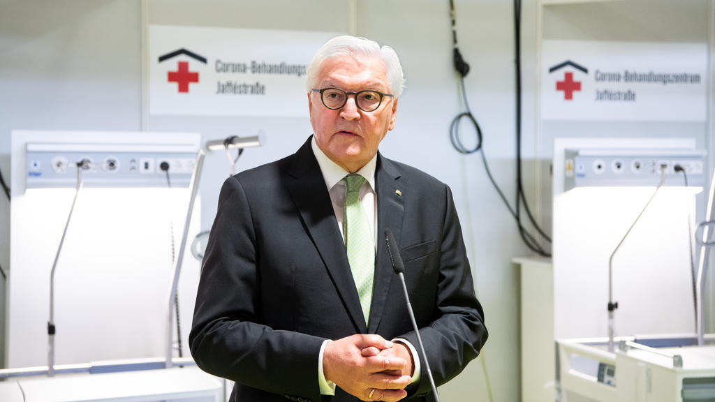 14.05.2020, Berlin: Bundespräsident Frank-Walter Steinmeier äußert sich am Ende seines Besuchs des temporären Corona-Behandlungszentrums auf dem Berliner Messegelände zu Medienvertretern. In Halle 26 ist innerhalb weniger Wochen ein Corona-Reservekra