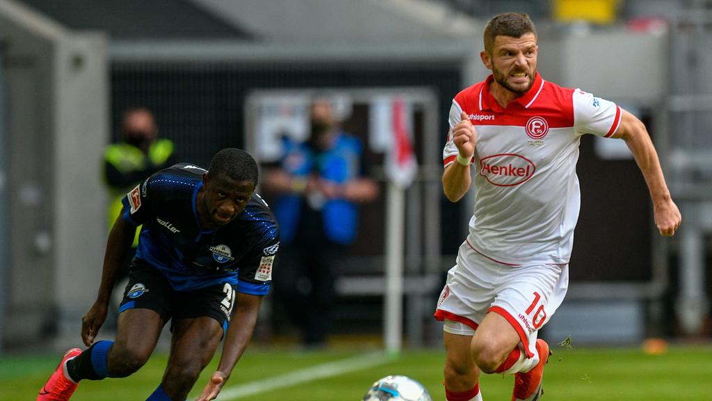 DUESSELDORF, GERMANY - MAY 16: Valon Berisha of Fortuna Duesseldorf battles for possession with Jamillu Collins of SC Paderborn 07 during the Bundesliga match between Fortuna Duesseldorf and SC Paderborn 07 at Merkur Spiel-Arena on May 16, 2020 in Du