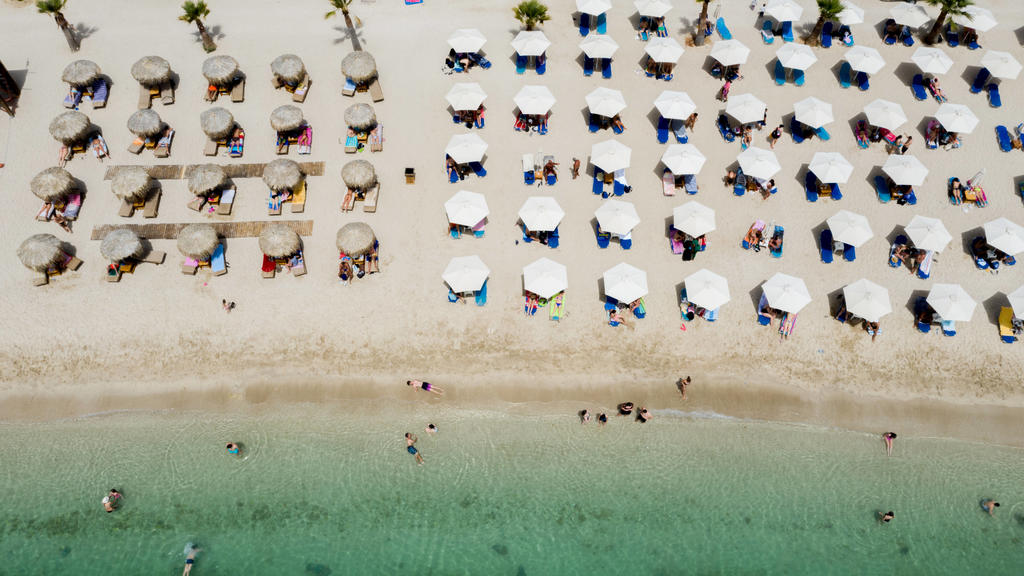 News Bilder des Tages Momentaufnahme vom Strand von Glyfada bei Athen Griechenland / Attika. Hunderte von organisierten Stränden sollen am Samstag für die Öffentlichkeit zugänglich sein, aber aufgrund der Coronavirus-Pandemie unter den Vorhersagen ei