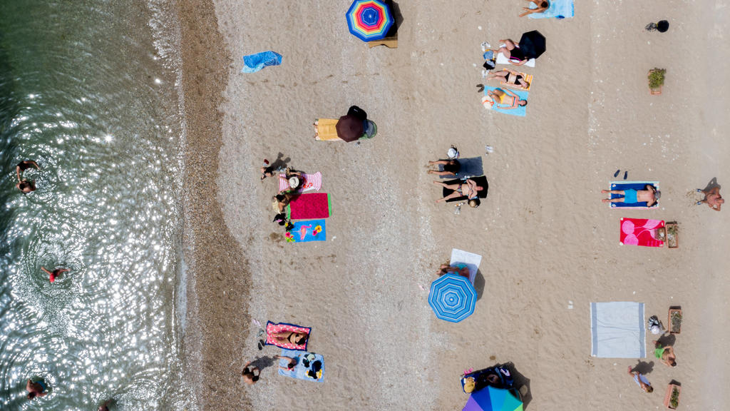 Momentaufnahme vom Strand von Glyfada bei Athen Griechenland / Attika. Hunderte von organisierten Stränden sollen am Samstag für die Öffentlichkeit zugänglich sein, aber aufgrund der Coronavirus-Pandemie unter den Vorhersagen einer Rekordhitzewelle