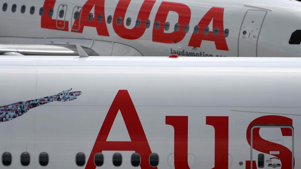 01.05.2020, Österreich, Schwechat: Flugzeuge der Laudamotion stehen am Flughafen Wien-Schwechat. Ryanair droht mit der Schließung ihrer österreichischen Tochter Lauda in Wien. Lauda-Jets würden mit Ryanair-Flugzeugen ersetzt, sollte die Belegschaft n