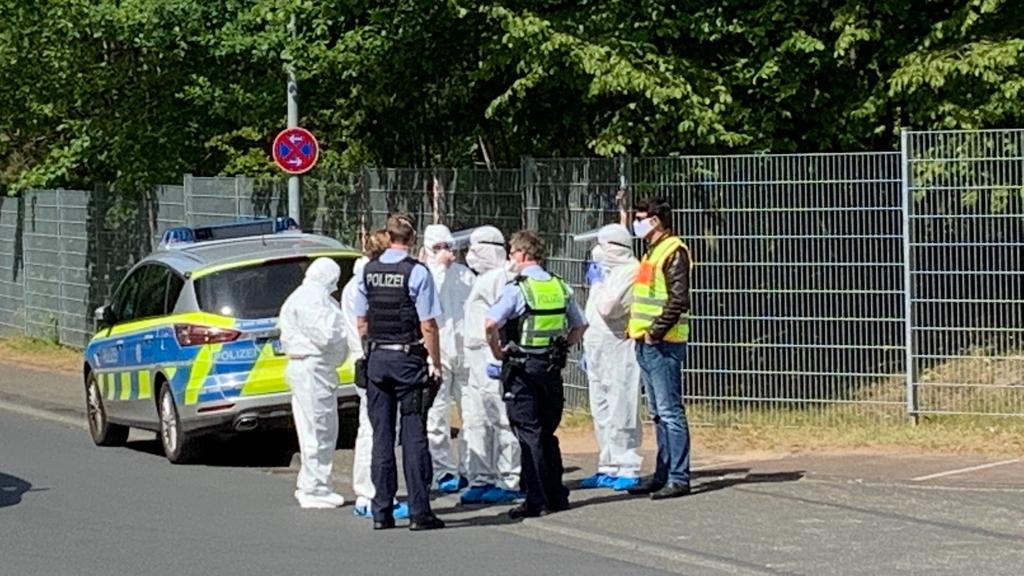 Mitarbeiter Ordnungsamt vor Flüchtlingsunterkunft in St. Augustin