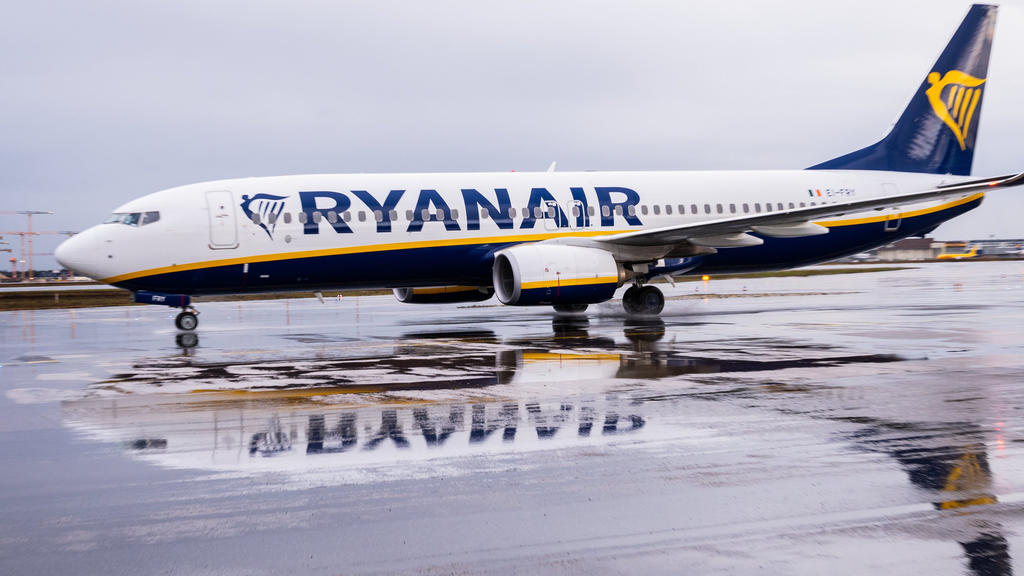 ARCHIV - 01.02.2020, Hessen, Frankfurt/Main: Eine Ryanair-Maschine spiegelt sich auf dem Flughafen Frankfurt (FRA) auf dem regennassen Rollfeld. Die irische Billigfluggesellschaft Ryanair stellt am 18.05.2020 ihre Zahlen für das vergangene Geschäftsj