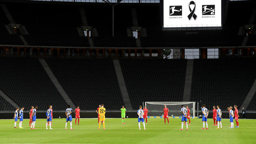 BERLIN, GERMANY - MAY 22: Players observe a minute's silence to commemorate the victims of the coronavirus pandemic prior to the Bundesliga match between Hertha BSC and 1. FC Union Berlin at Olympiastadion on May 22, 2020 in Berlin, Germany. The Bund